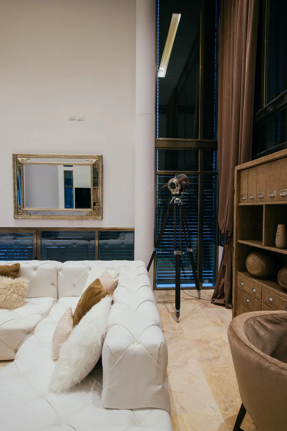 Sofá blanco grande, ventanales altos y lámpara vintage — proyecto Grand Bell 60, por Mercedes  klappenbach, en City Bell