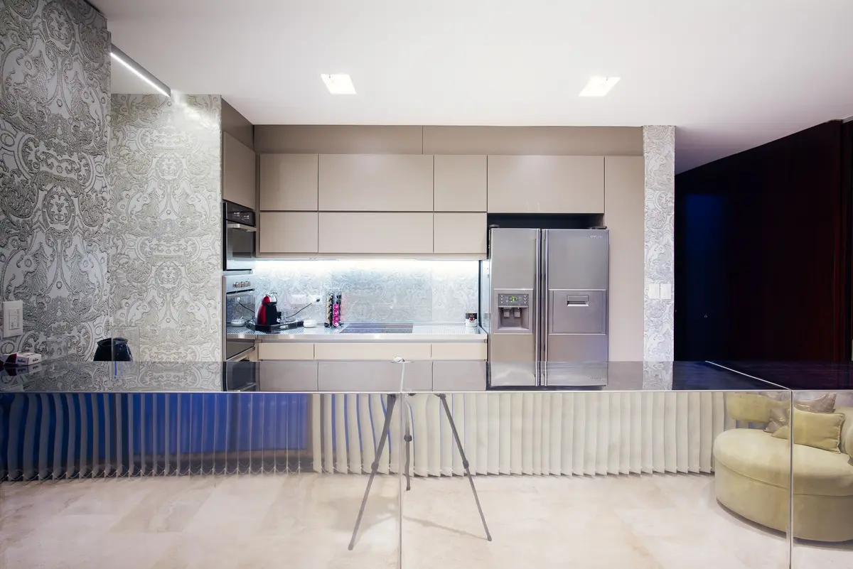 Cocina moderna con isla y detalles en piedra, estilo minimalista — proyecto Grand Bell 60, por Mercedes  klappenbach, en City Bell