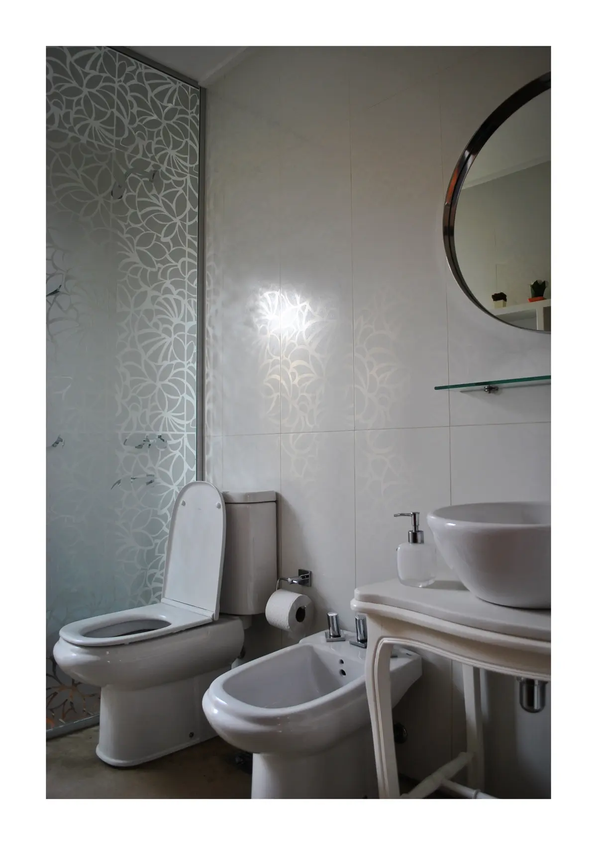 Baño moderno con bidet, inodoro y lavabo — proyecto Los Ceibos 60, por Mercedes  klappenbach, en La Plata