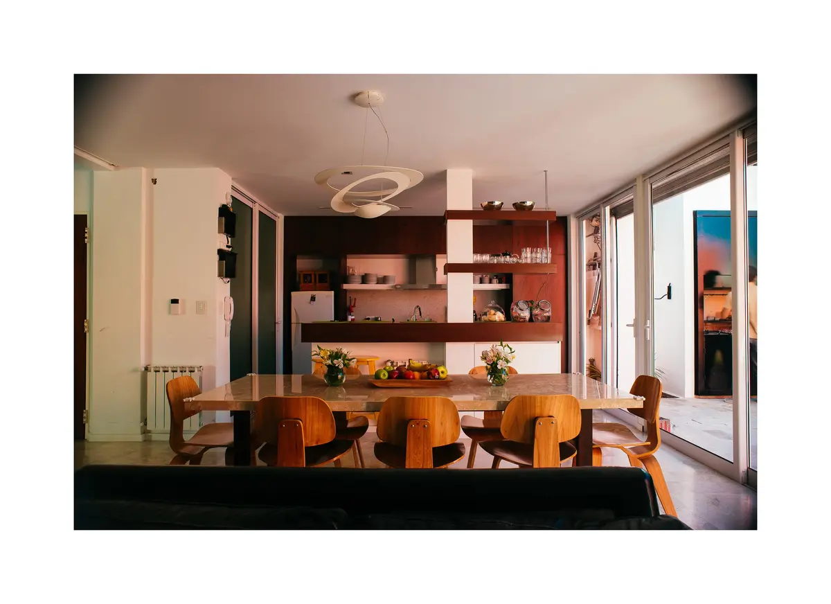 Sala de jantar moderna com cadeiras orgânicas e cozinha integrada — projeto Calle 116, por Mercedes  klappenbach, em La Plata