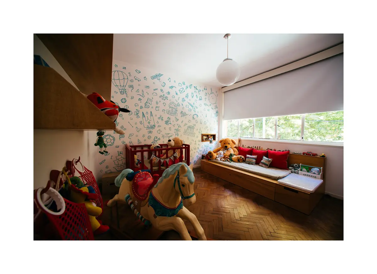 Quarto infantil moderno com área de brincar e cama baixa — projeto Calle 116, por Mercedes  klappenbach, em La Plata
