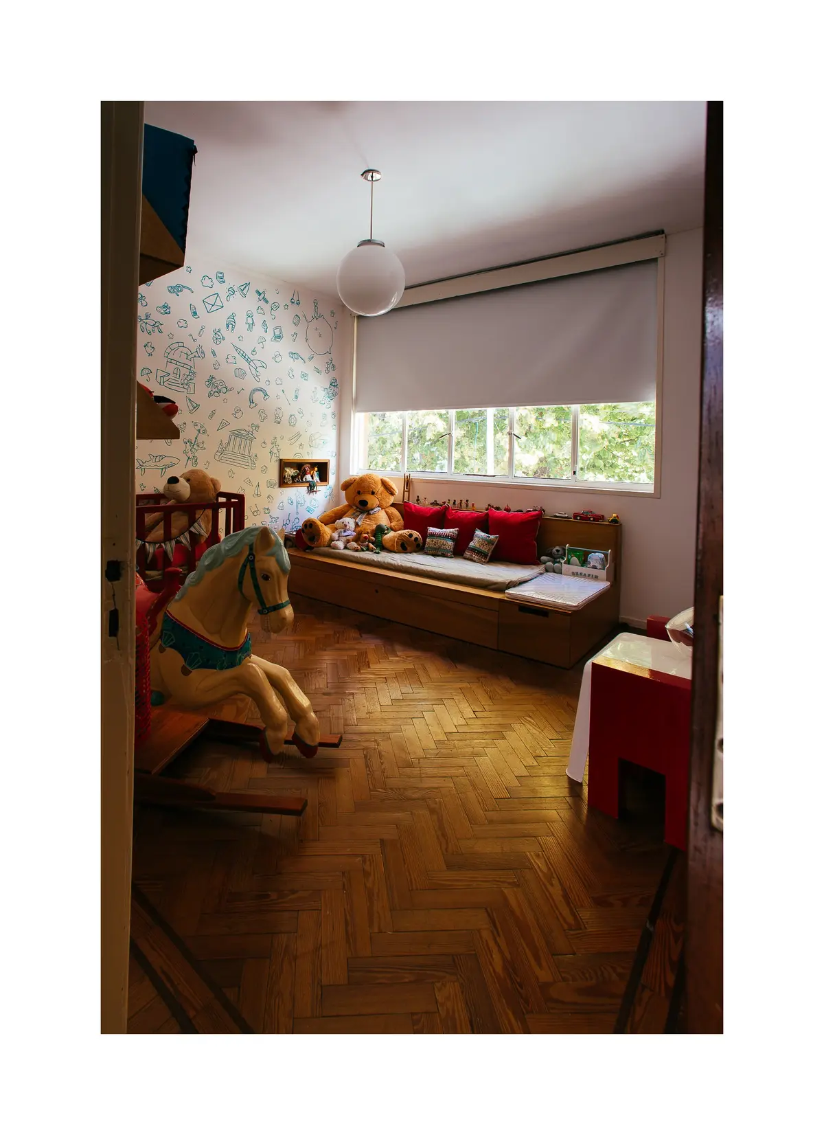 Quarto infantil com cavalo de balanço e sofá-cama — projeto Calle 116, por Mercedes  klappenbach, em La Plata