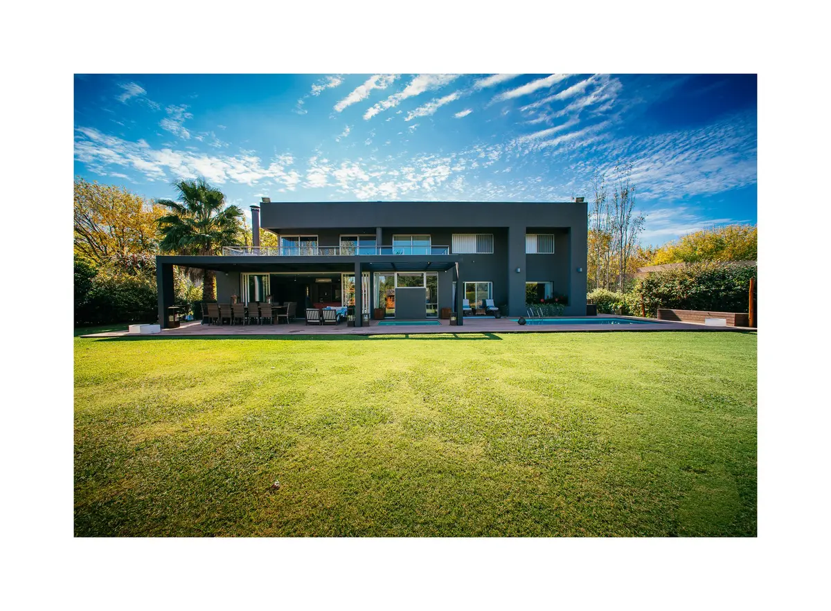 Fachada moderna com piscina e jardim exuberante — projeto Grand Bell 98, por Mercedes  klappenbach, em City Bell