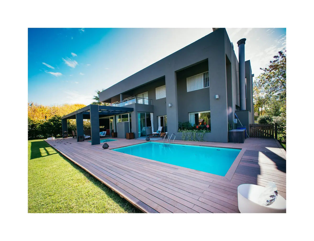 Casa moderna com piscina e deck de madeira — projeto Grand Bell 98, por Mercedes  klappenbach, em City Bell