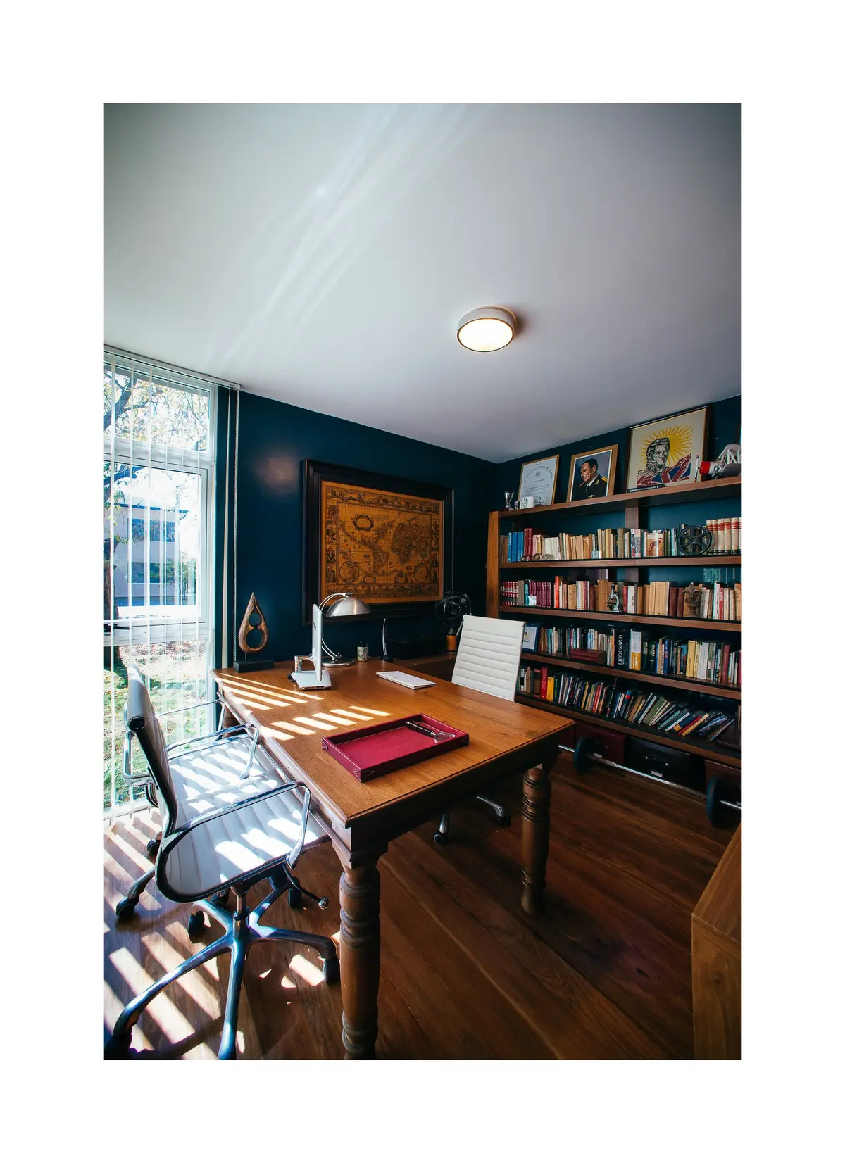 Oficina clásica con escritorio de madera oscura y estanterías llenas de libros — proyecto Grand Bell 98, por Mercedes  klappenbach, en City Bell