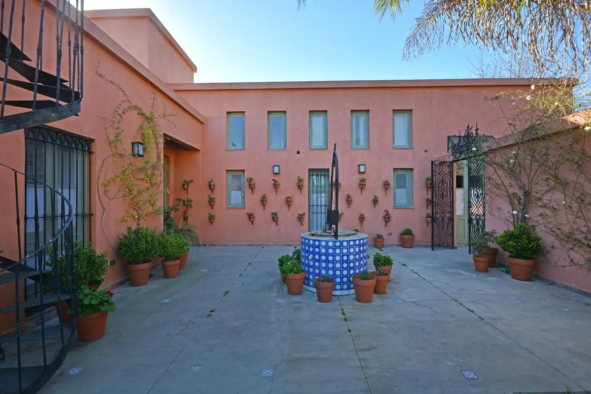 Fachada mediterrânea com pátio central e fonte — projeto Casa 14, por Estudio Martínez Nespral