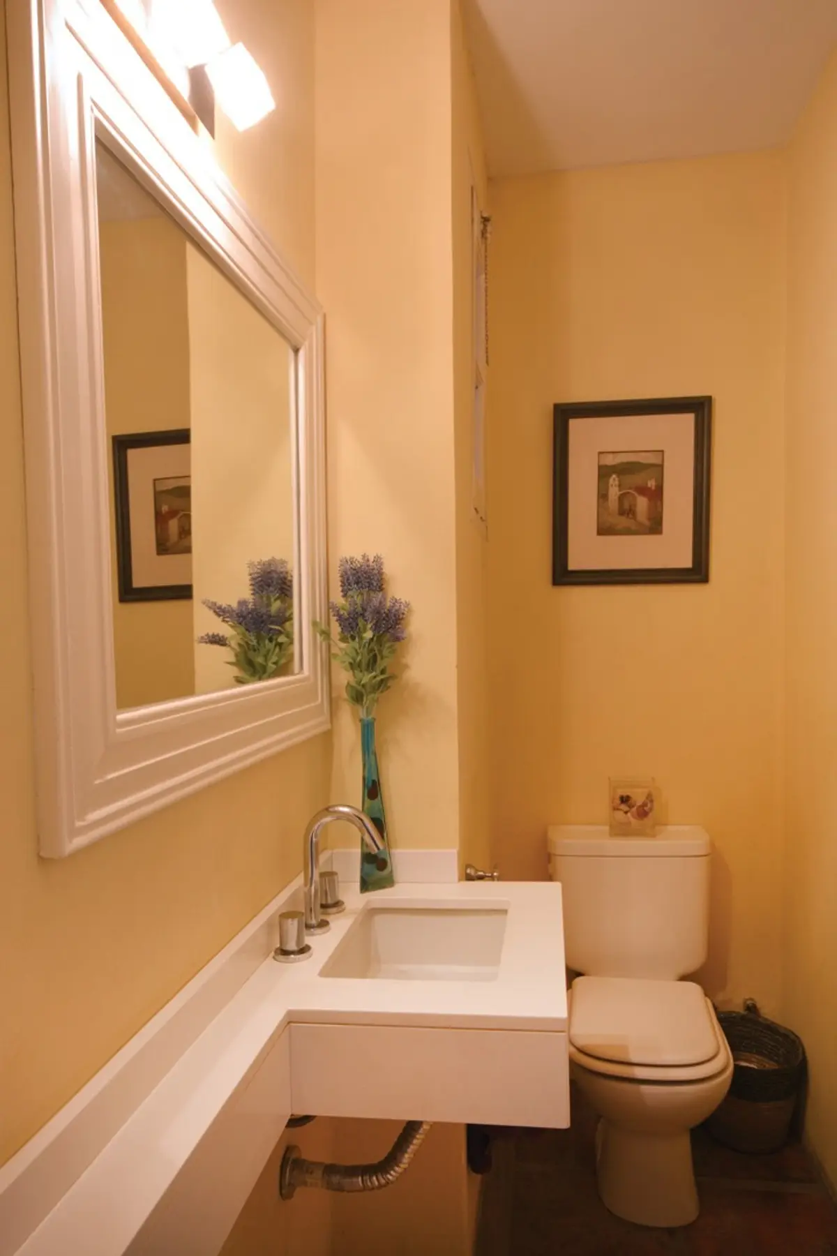 Baño moderno con espejo grande, lavabo y tocador color beige — proyecto Casa 14, por Estudio Martínez Nespral