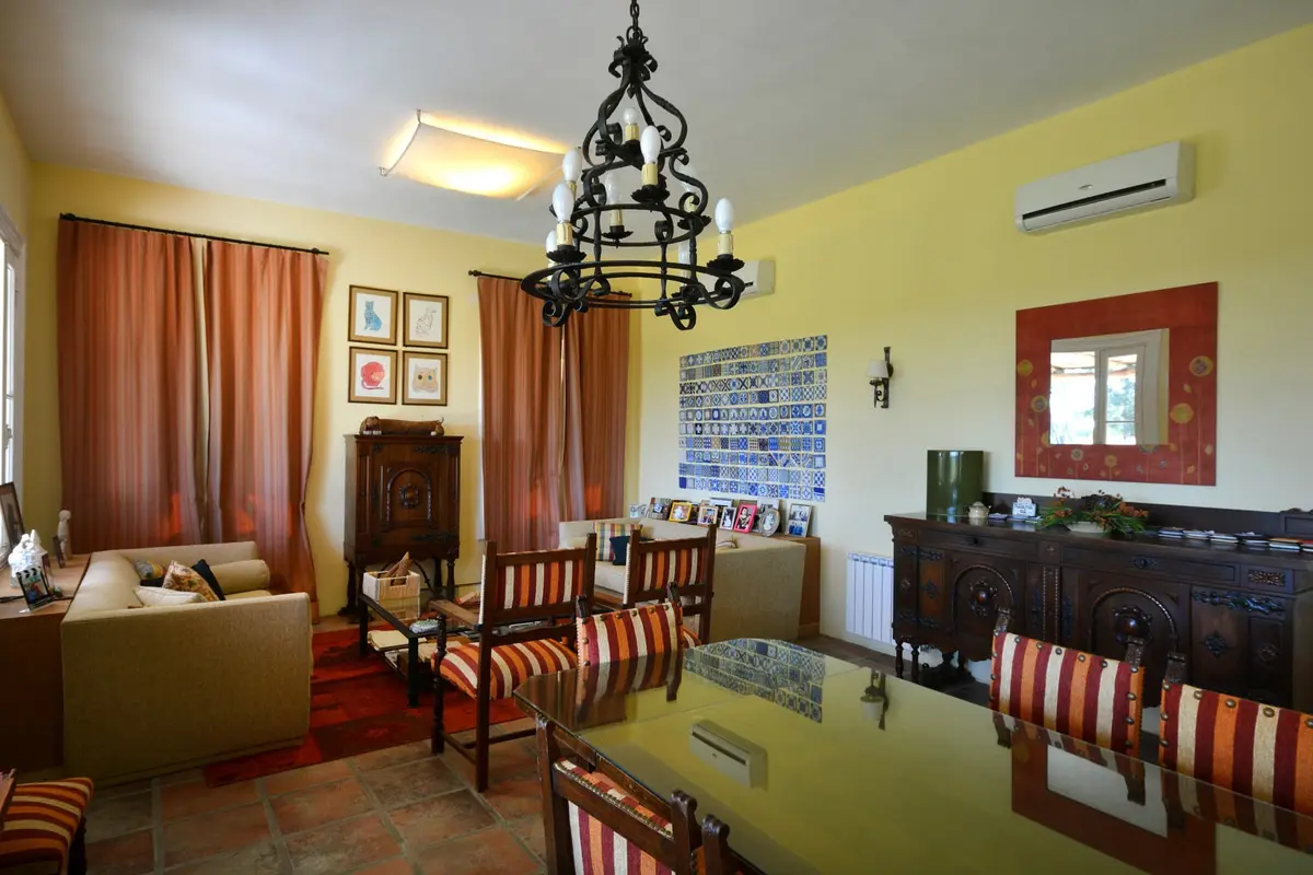 Comedor y sala de estar con suelo de terracota y muebles rústicos — proyecto Casa 14, por Estudio Martínez Nespral