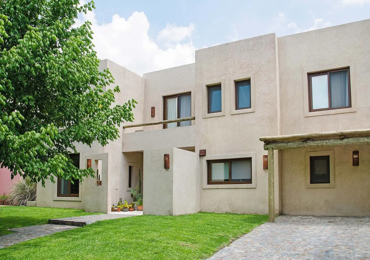fachada moderna com janelas amplas e vegetação — projeto Casa 13, por Estudio Martínez Nespral