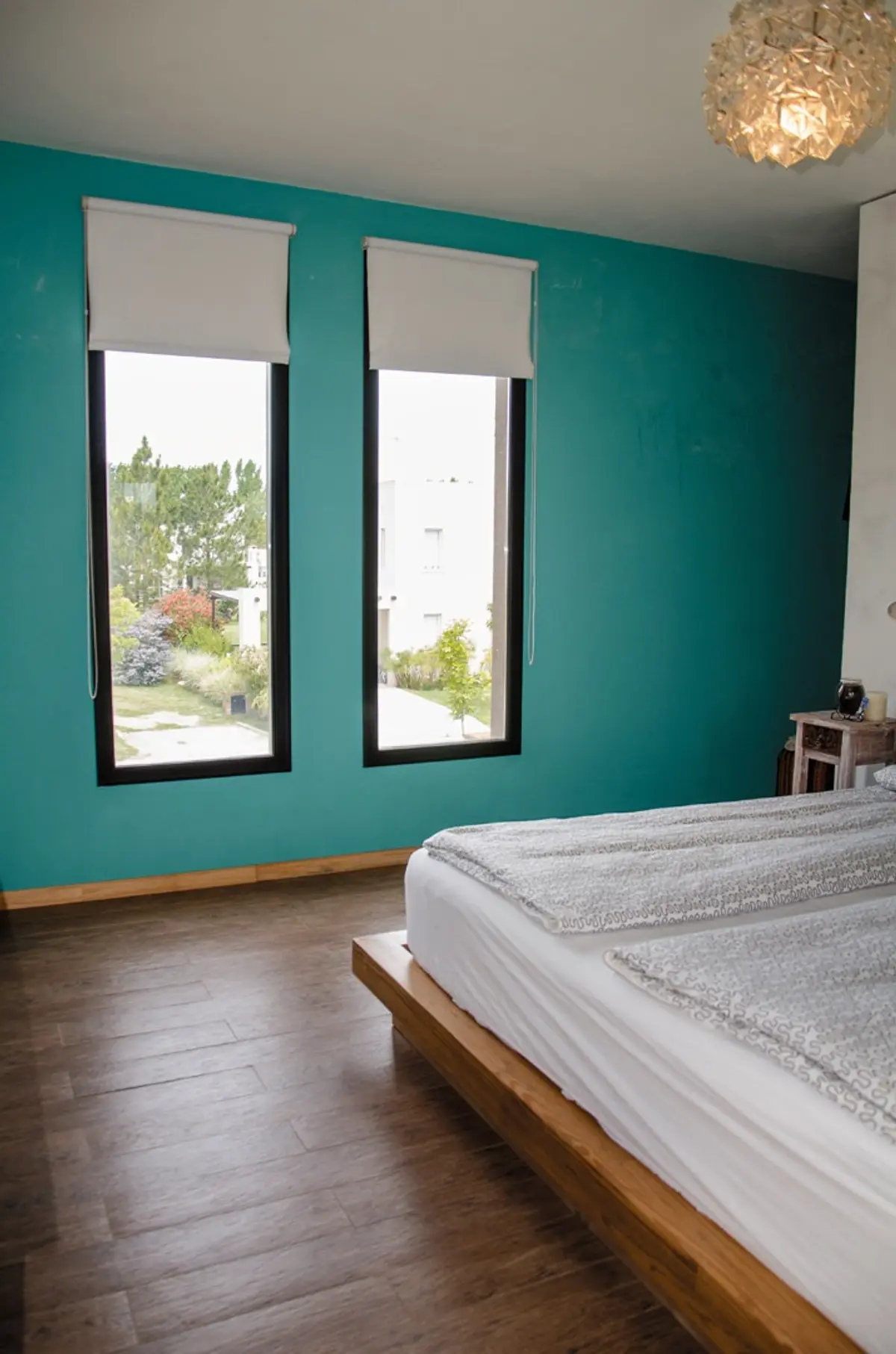Quarto moderno com paredes azul-petróleo e vista para jardim — projeto Casa 12, por Estudio Martínez Nespral