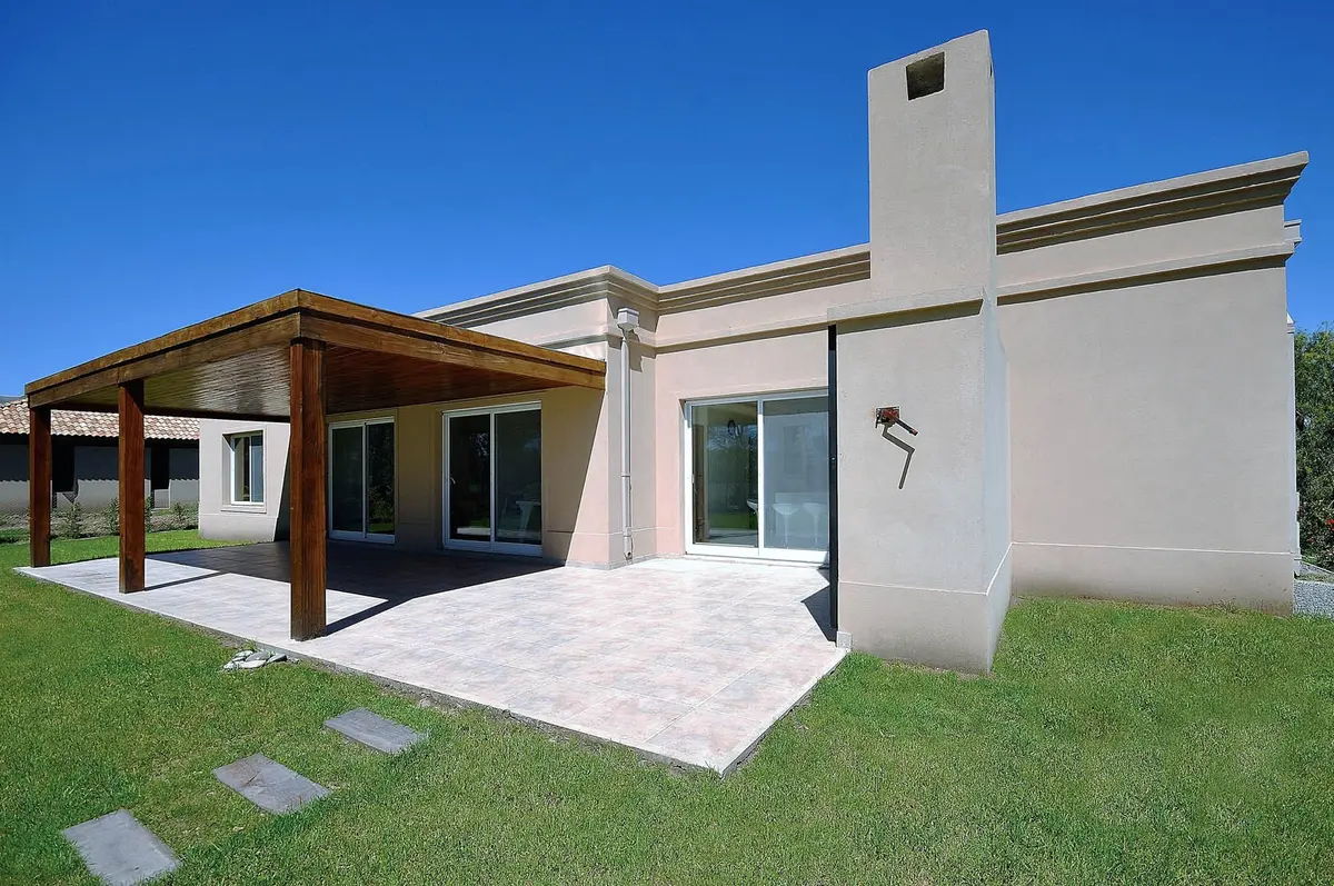 Fachada moderna com pergolado e jardim — projeto Casa 11, por Estudio Martínez Nespral