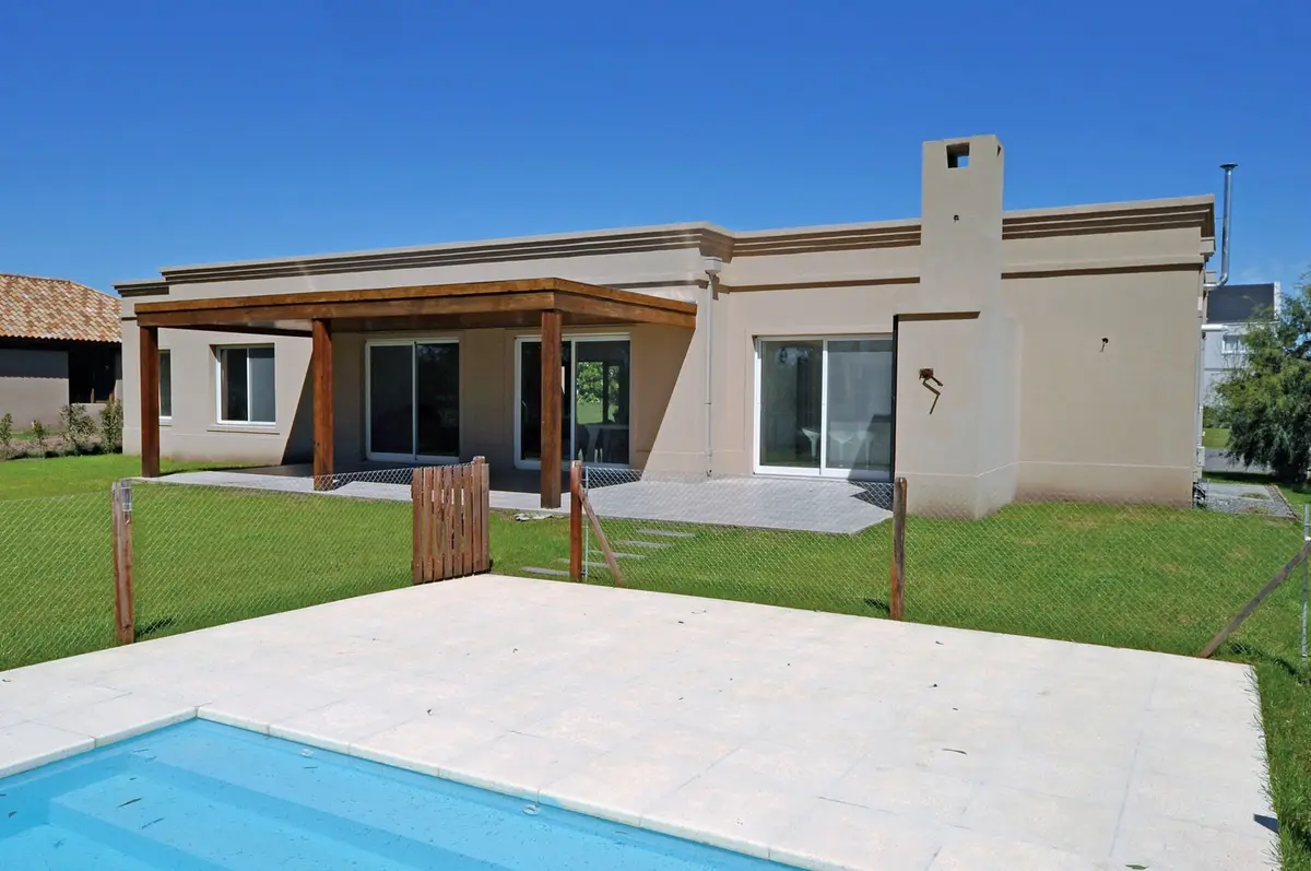 Casa moderna branca com pergolado e piscina — projeto Casa 11, por Estudio Martínez Nespral