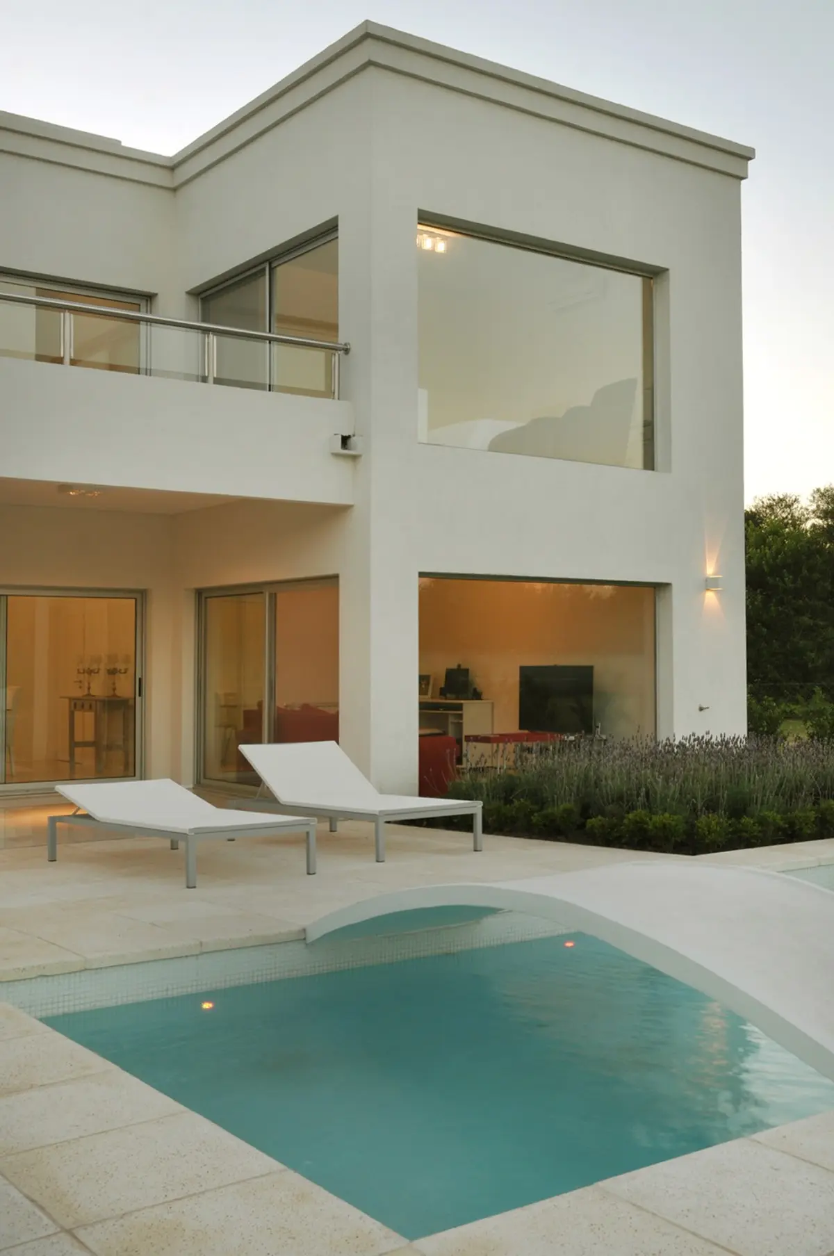 Casa moderna com piscina e ponte curva — projeto Casa 10, por Estudio Martínez Nespral