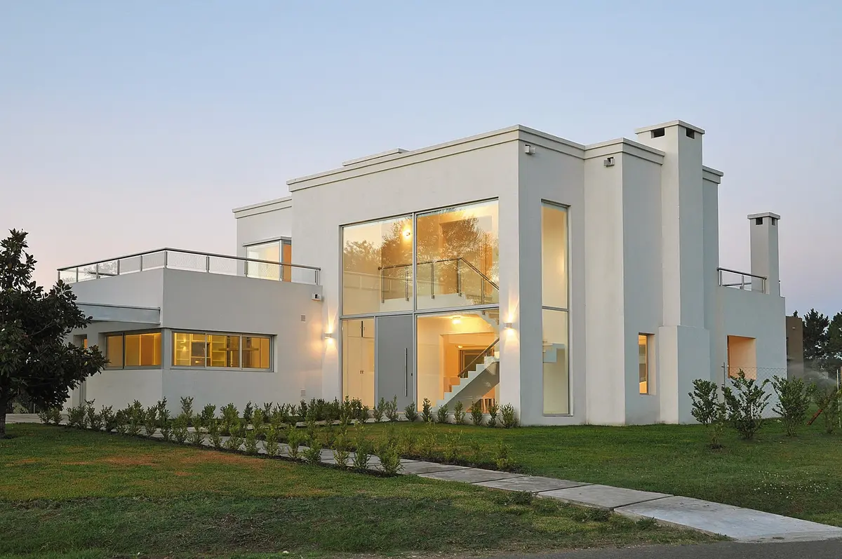 Casa moderna blanca con amplios ventanales y jardín — proyecto Casa 10, por Estudio Martínez Nespral