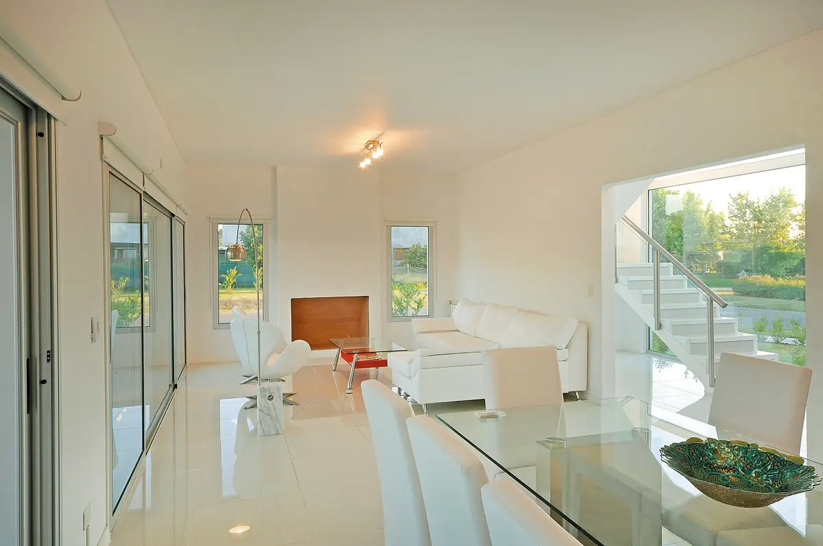 Sala de estar moderna com janelas do chão ao teto e mobiliário minimalista — projeto Casa 10, por Estudio Martínez Nespral