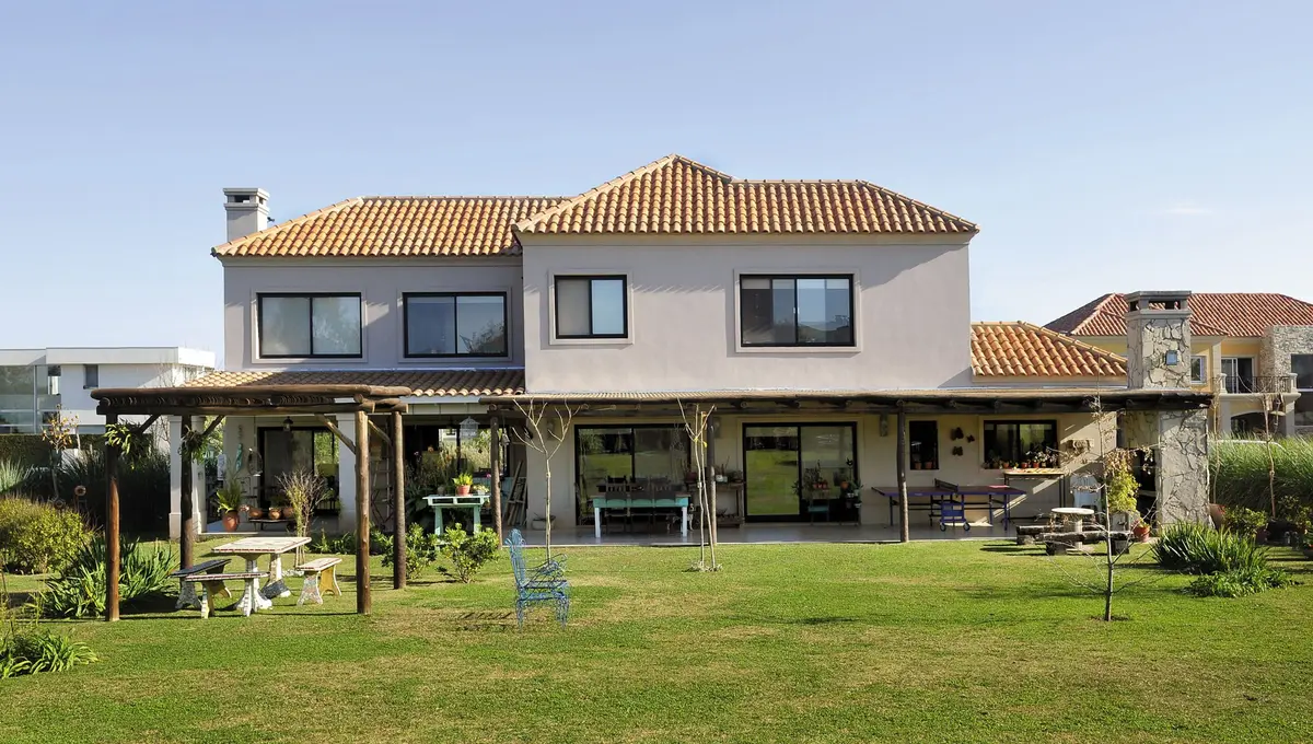 Fachada dos fundos de casa mediterrânea moderna com pátio coberto — projeto Casa 9, por Estudio Martínez Nespral