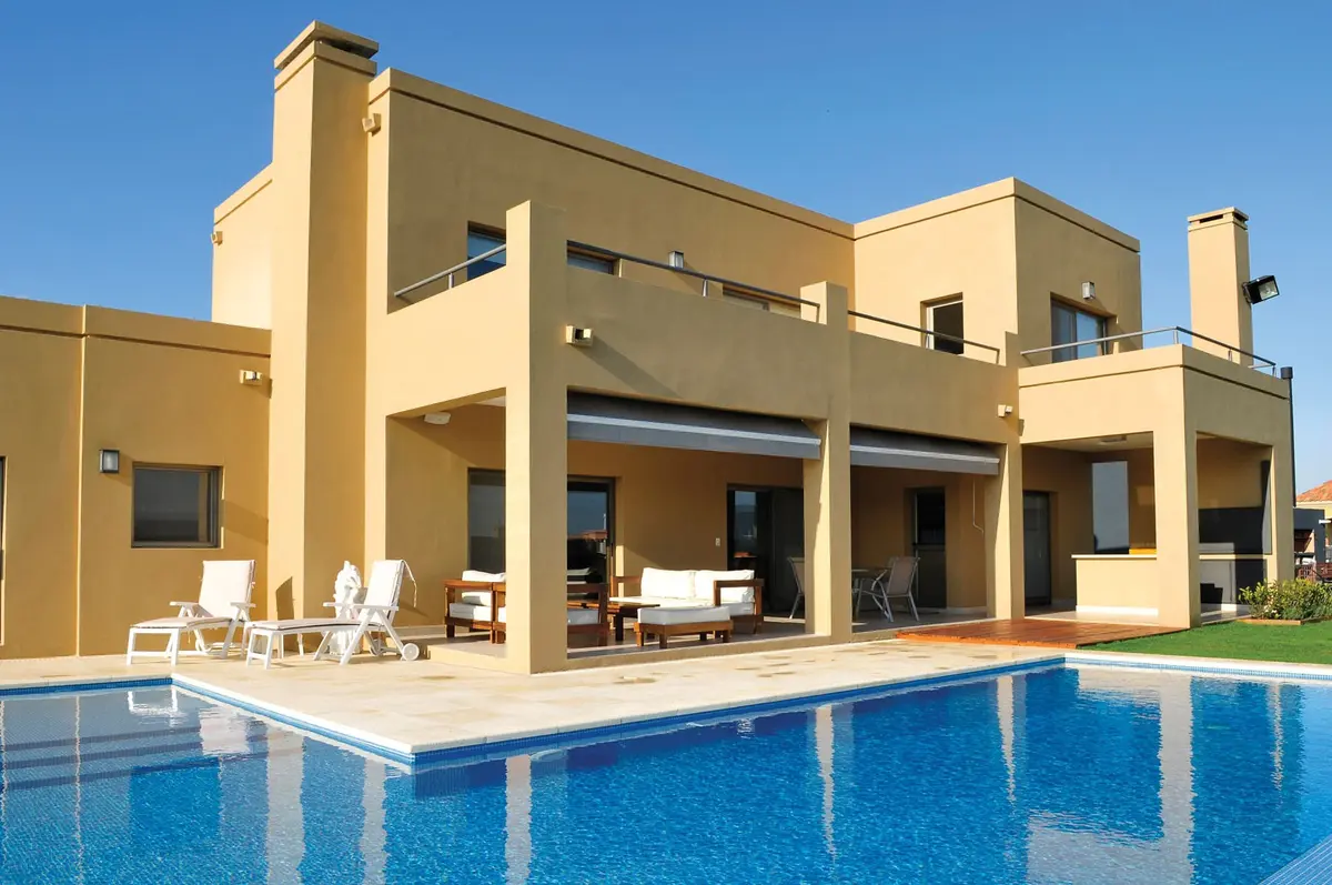 Casa moderna com piscina e amplo terraço — projeto Casa 8, por Estudio Martínez Nespral