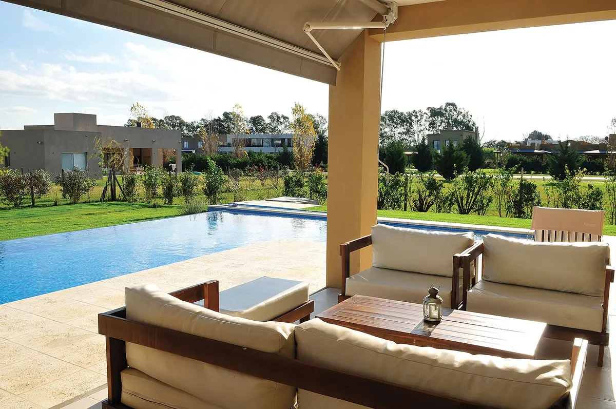Área de lazer externa moderna com piscina e pergolado — projeto Casa 8, por Estudio Martínez Nespral