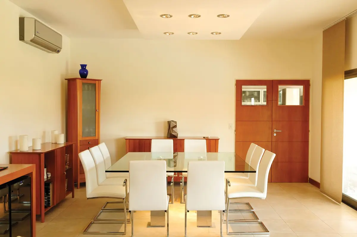Comedor moderno abierto a living, mesa de vidrio y sillas blancas — proyecto Casa 8, por Estudio Martínez Nespral