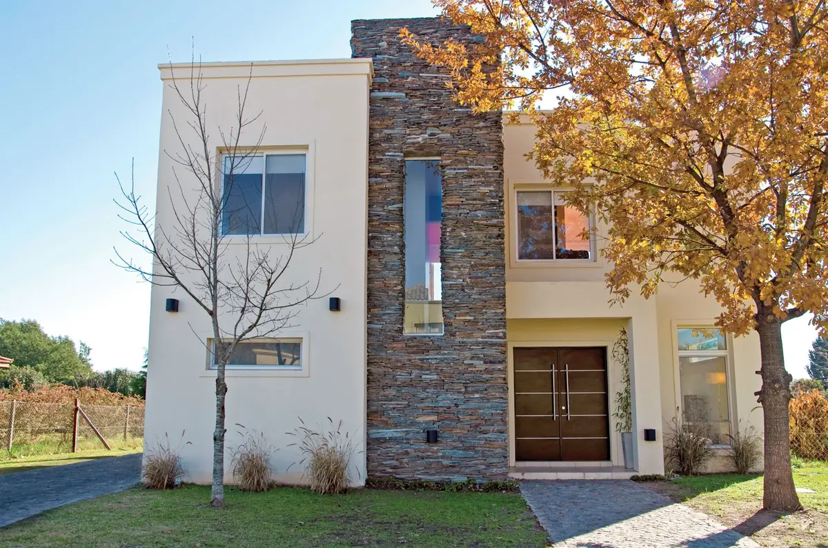 Fachada moderna de casa residencial com contraste de materiais — projeto Casa 7, por Estudio Martínez Nespral