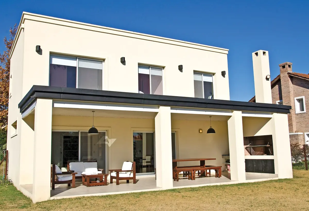 fachada moderna dos fundos com pátio e móveis externos — projeto Casa 7, por Estudio Martínez Nespral