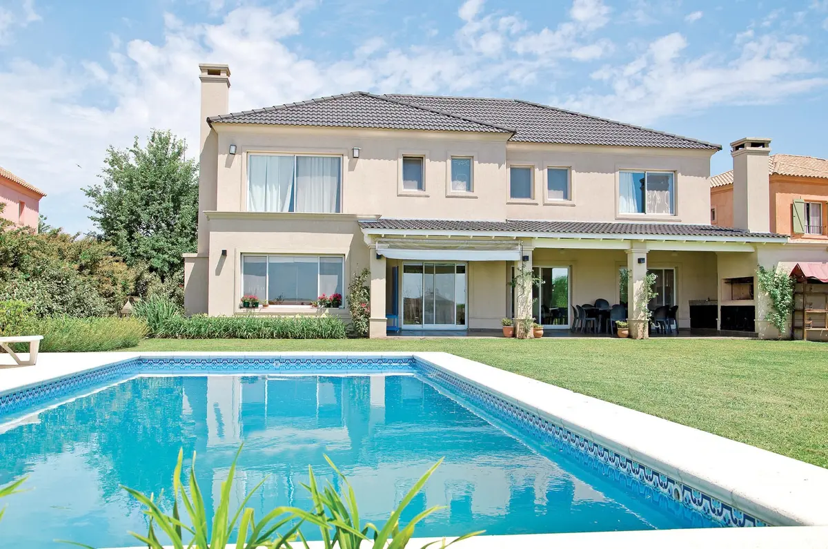 Chalet moderno con piscina y jardín exuberante — proyecto Casa 6, por Estudio Martínez Nespral