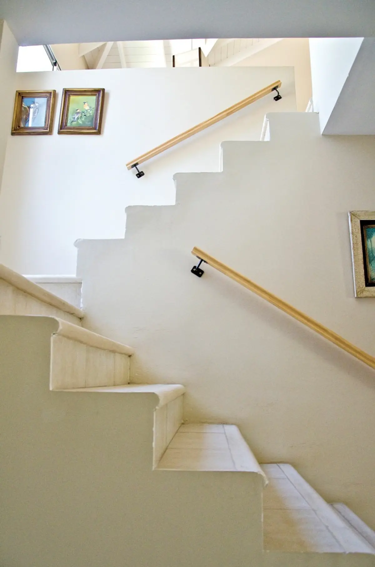 Escalera flotante moderna con luz natural y arte — proyecto Casa 6, por Estudio Martínez Nespral