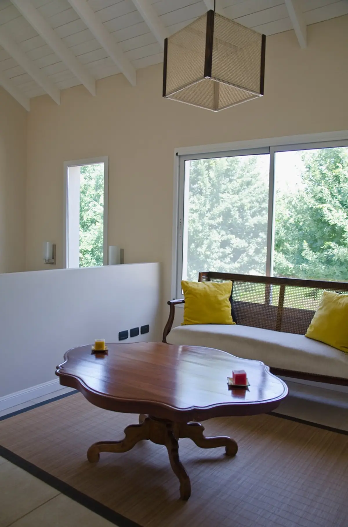 Sala com teto de vigas expostas, sofá moderno e mesa de madeira — projeto Casa 6, por Estudio Martínez Nespral