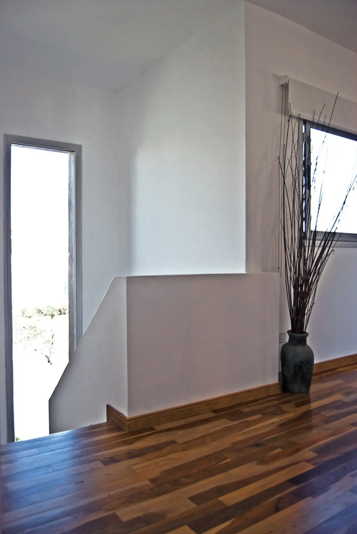 Corredor moderno com escadas e grandes janelas — projeto Casa 5, por Estudio Martínez Nespral