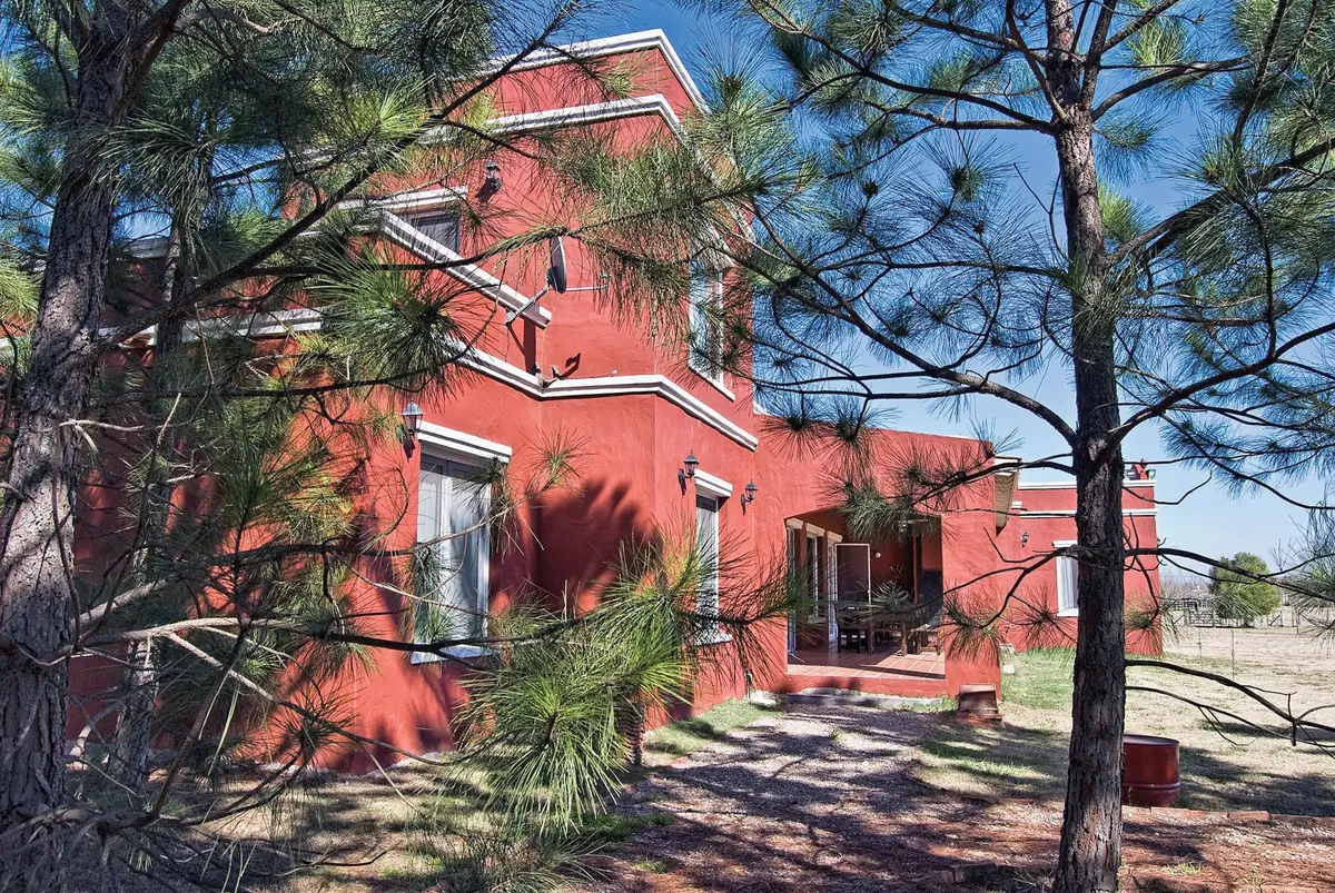 fachada rural de casa con rejas y vegetación exuberante — proyecto Casa 4, por Estudio Martínez Nespral