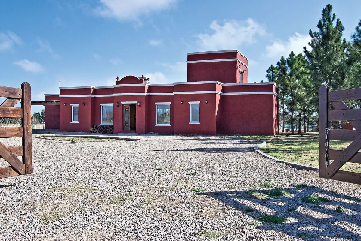 fachada mediterrânea cor terracota com entrada de cascalho — projeto Casa 4, por Estudio Martínez Nespral