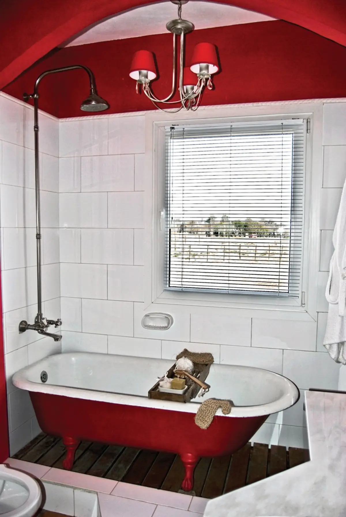 Banheiro clássico com banheira vermelha, teto curvo e azulejos brancos — projeto Casa 4, por Estudio Martínez Nespral