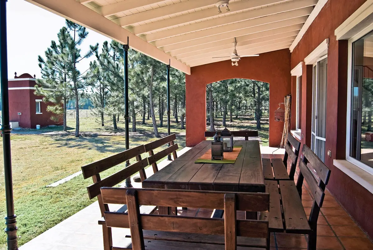 Parrilla campestre con mesa de madera y pérgola — proyecto Casa 4, por Estudio Martínez Nespral