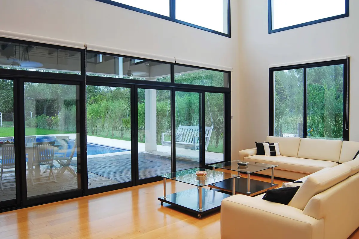 Living moderno con ventanales y sofá beige — proyecto Casa 3, por Estudio Martínez Nespral