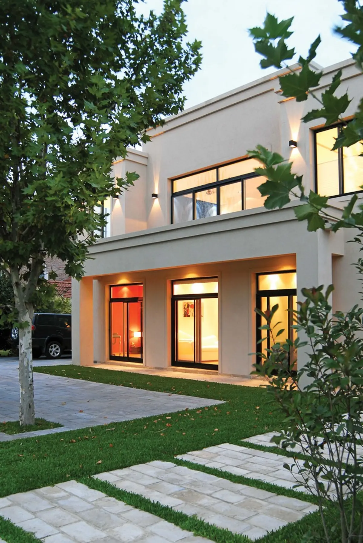 Fachada moderna com amplas janelas e jardim geométrico — projeto Casa 3, por Estudio Martínez Nespral