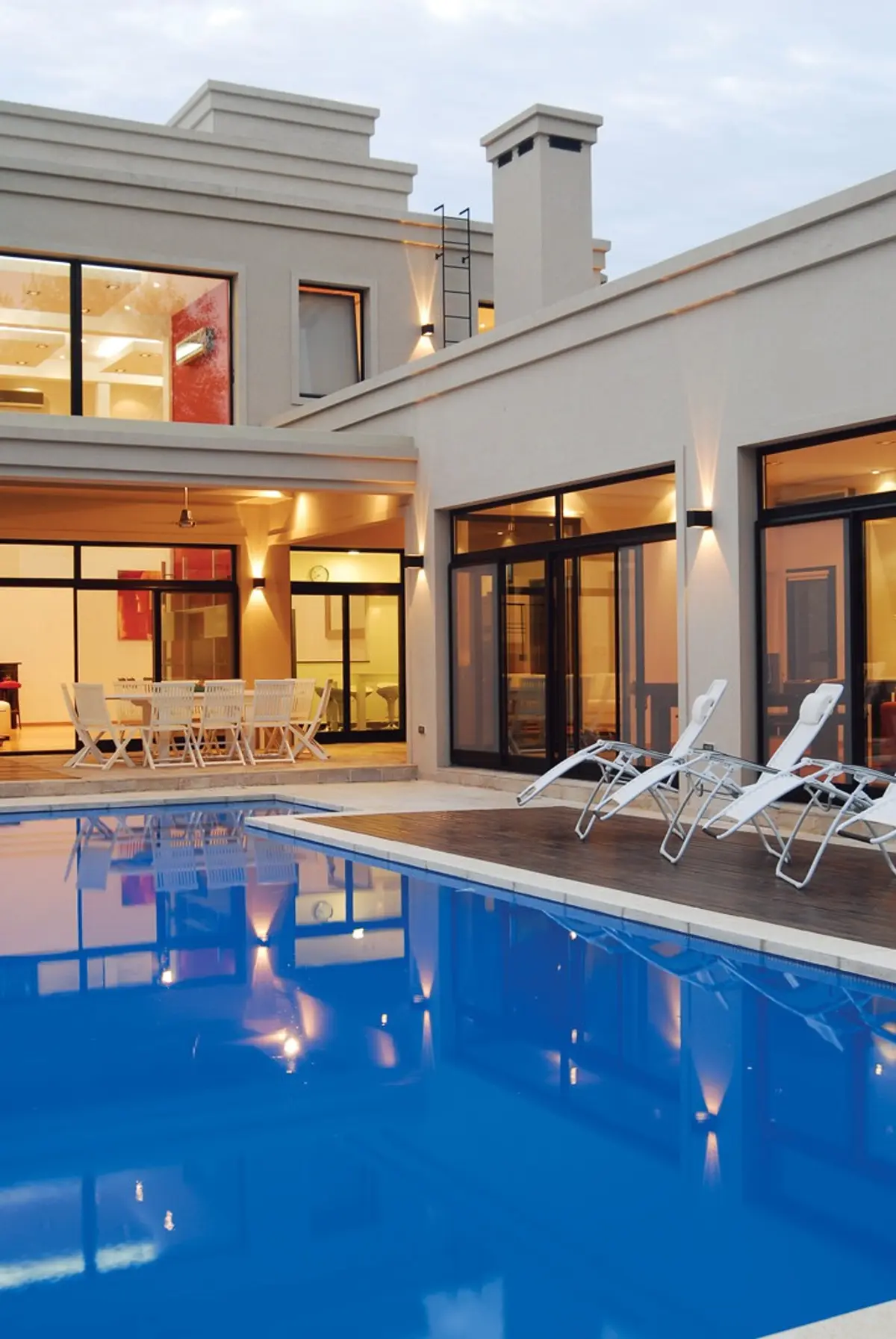 casa moderna com piscina e áreas de estar externas — projeto Casa 3, por Estudio Martínez Nespral