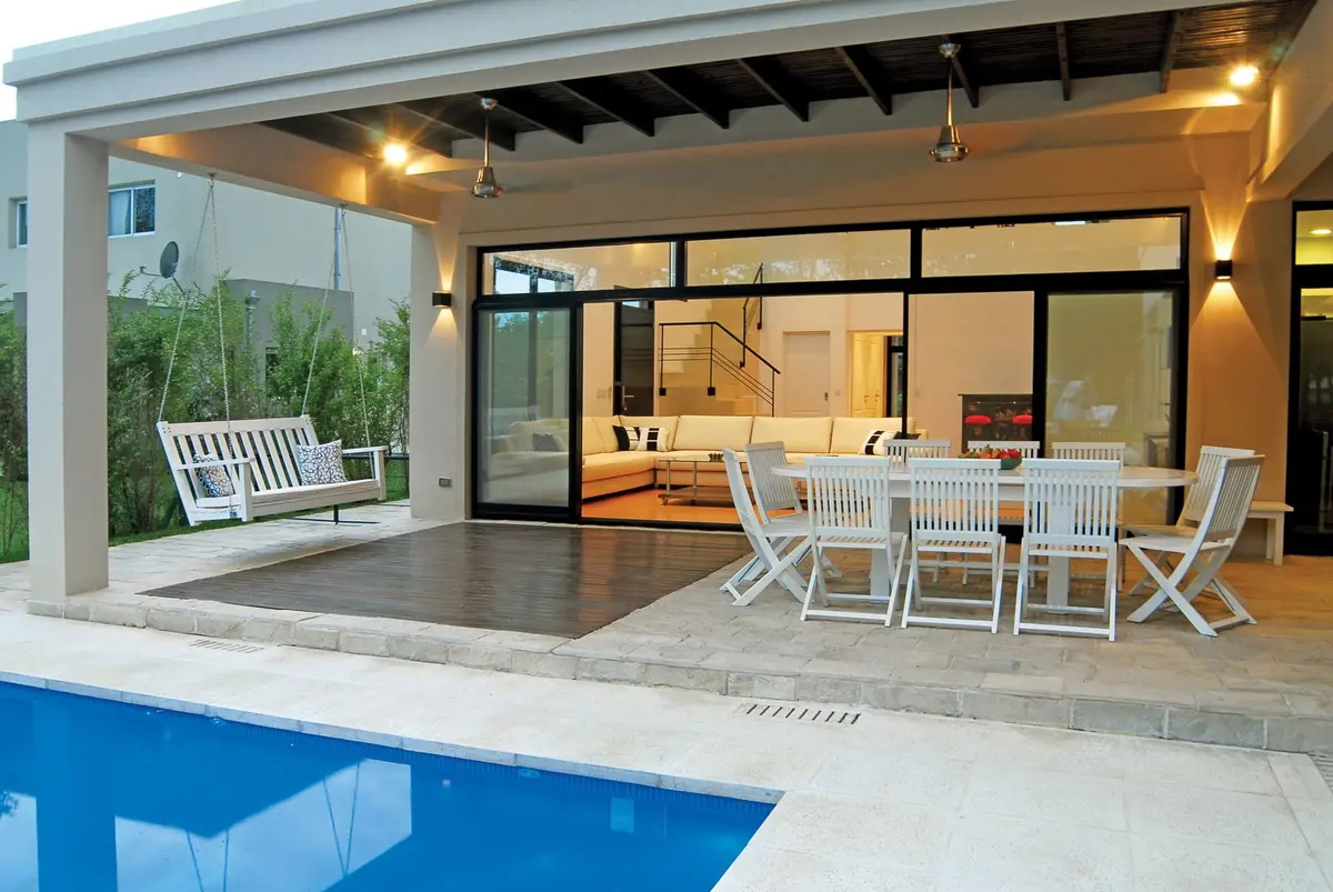 Pátio moderno com piscina e área de jantar externa — projeto Casa 3, por Estudio Martínez Nespral