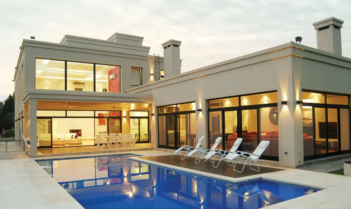 Fachada moderna con piscina y amplios ventanales — proyecto Casa 3, por Estudio Martínez Nespral
