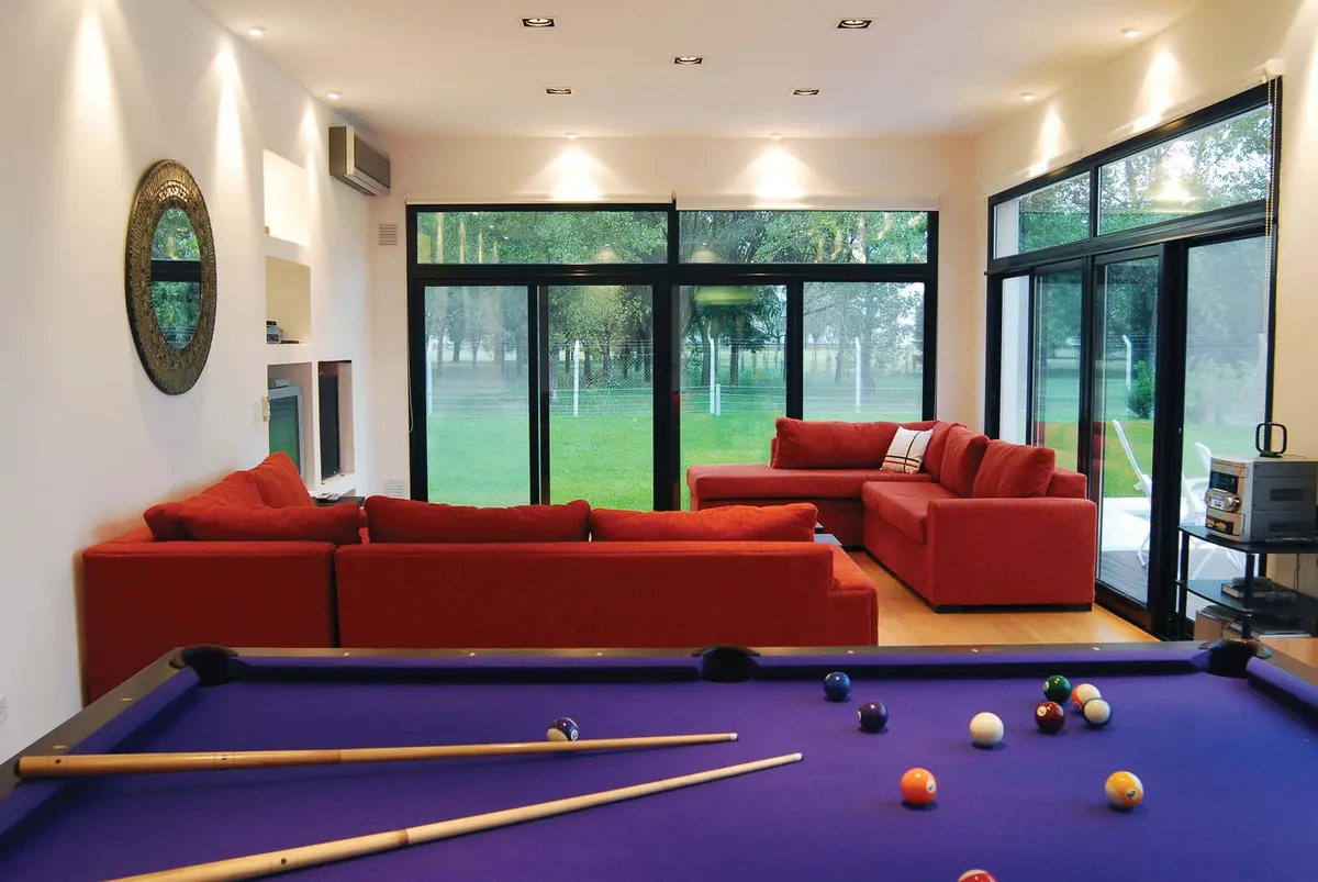 Living moderno con mesa de pool y gran ventanal — proyecto Casa 3, por Estudio Martínez Nespral