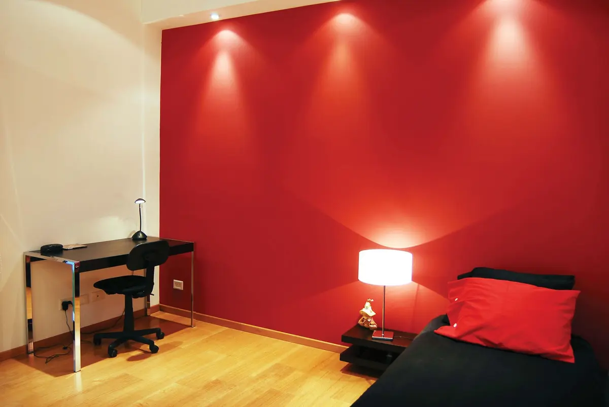 Dormitorio minimalista con pared roja y luces empotradas — proyecto Casa 3, por Estudio Martínez Nespral