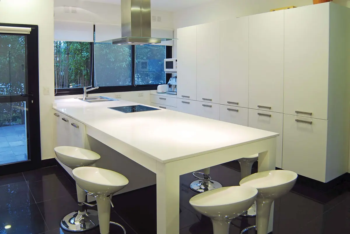 Cozinha moderna branca com ilha e bancos altos — projeto Casa 3, por Estudio Martínez Nespral