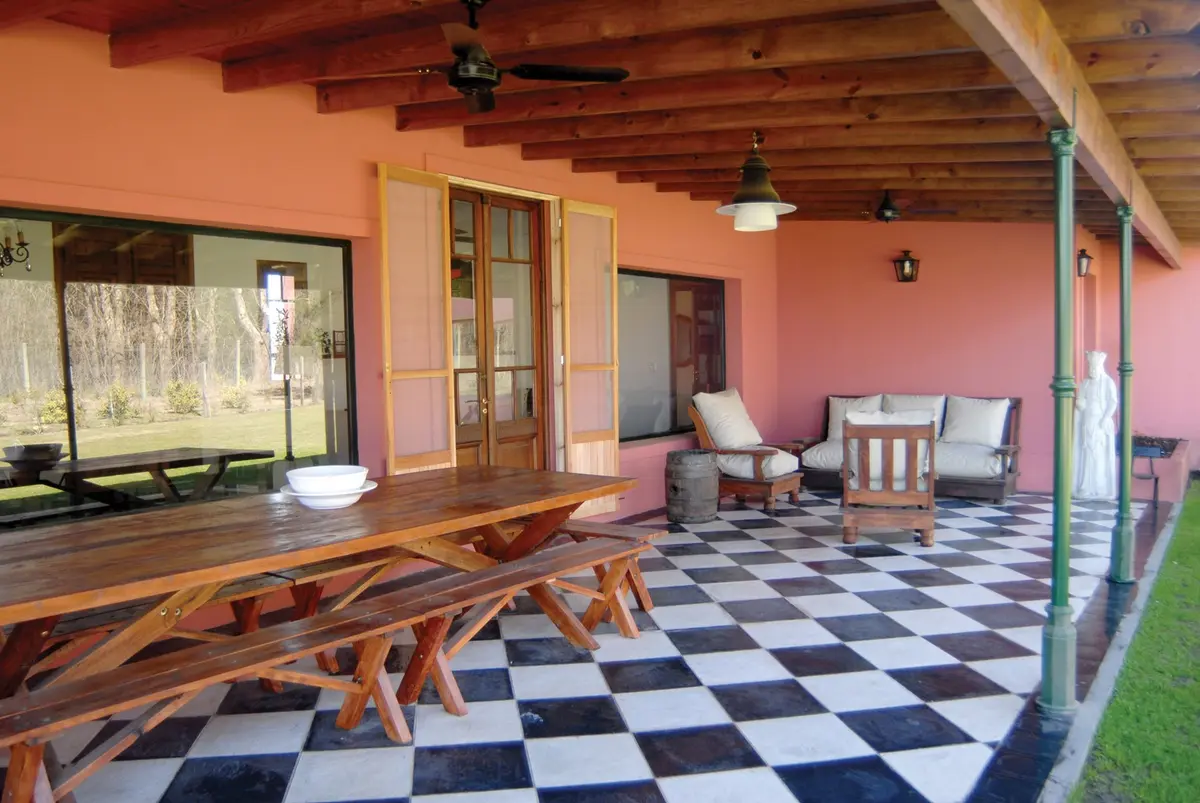 pátio rústico com piso quadriculado e mesa de piquenique — projeto Casa 2, por Estudio Martínez Nespral