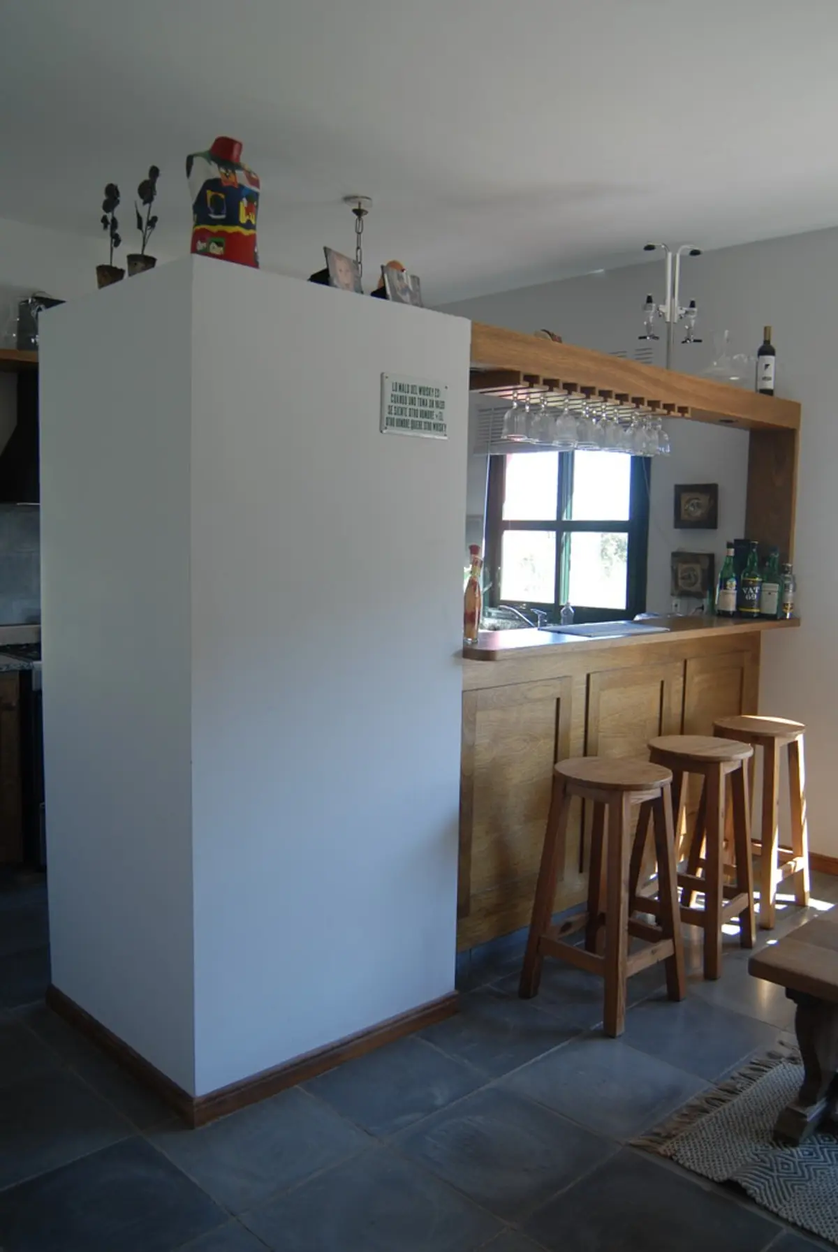 Cocina y barra abierta estilo rústico-moderna con pisos de piedra y madera — proyecto Casa 2, por Estudio Martínez Nespral