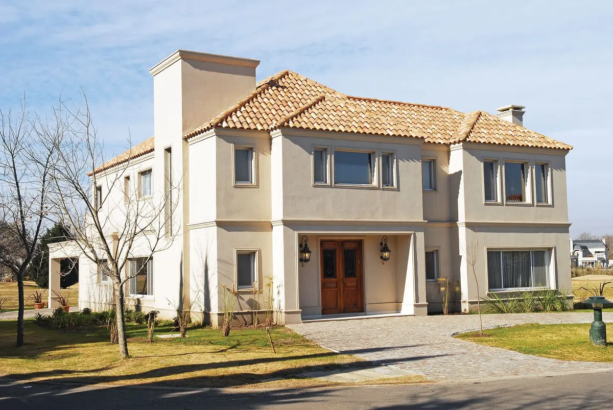 fachada moderna de casa suburbana con torre blanca y techo de tejas — proyecto Casa 1, por Estudio Martínez Nespral