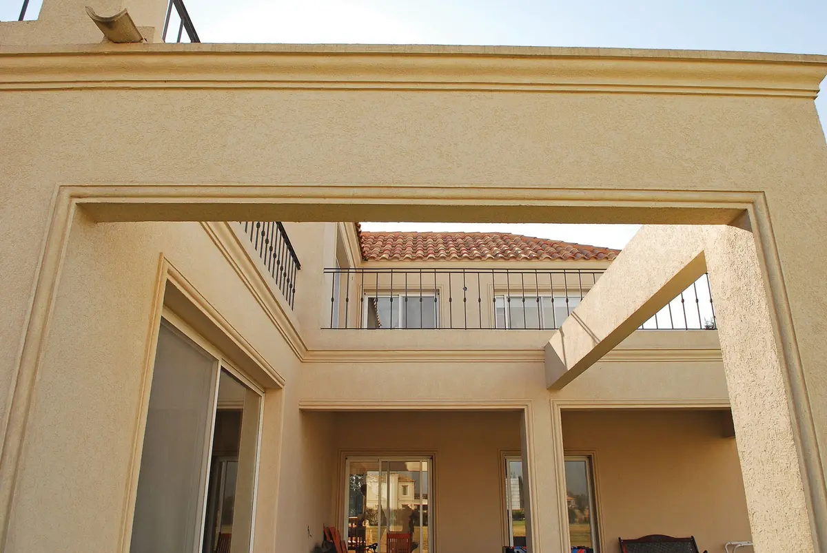 Fachada mediterránea con detalles clásicos y molduras — proyecto Casa 1, por Estudio Martínez Nespral