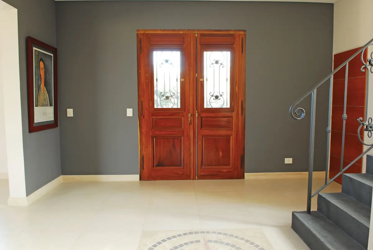 Portas duplas de madeira e corredor moderno — projeto Casa 1, por Estudio Martínez Nespral