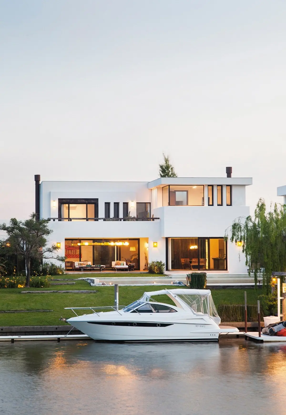 Casa moderna frente al agua con yate de lujo — proyecto Casa DFS, por Estudio Gamboa
