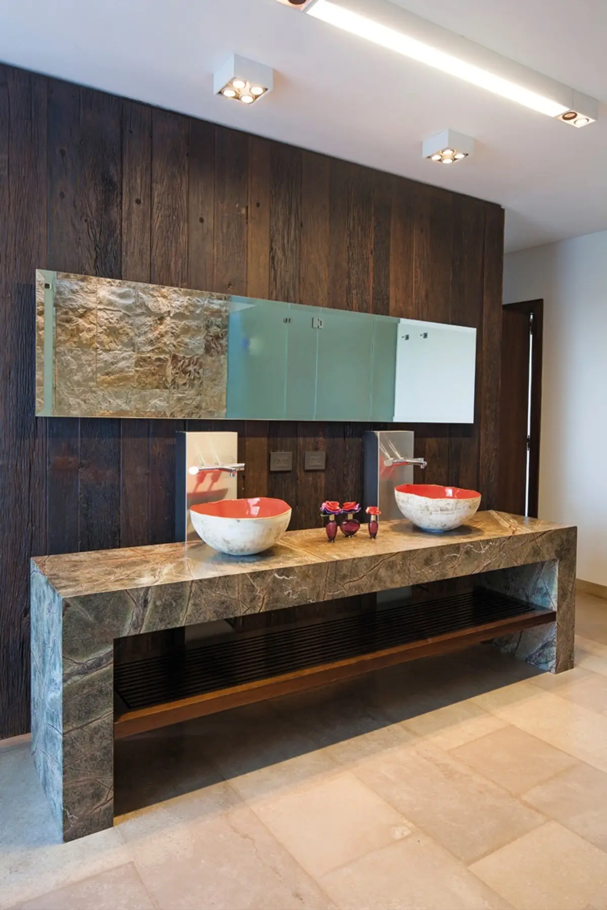 baño con dos bachas redondas sobre mesada de mármol y pared de madera — proyecto Casa DFS, por Estudio Gamboa