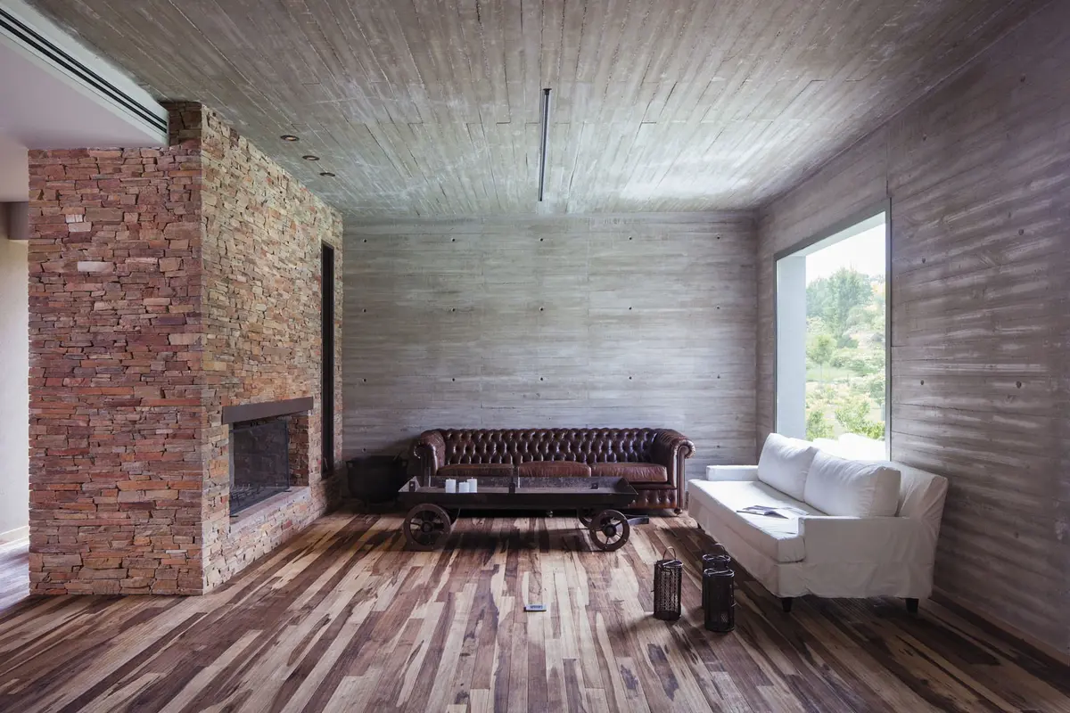 Living moderno con ladrillo y hormigón expuesto — proyecto Casa CSZ, por Estudio Gamboa