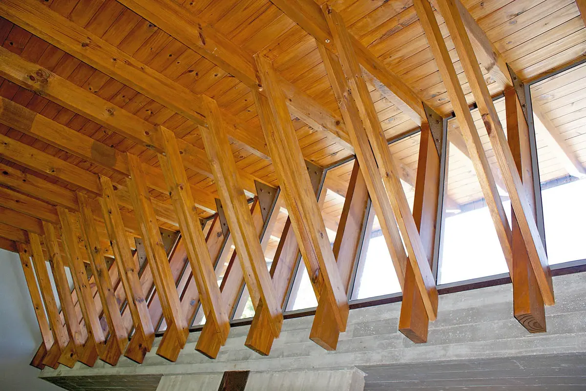 detalhe arquitetônico de vigas de madeira aparentes — projeto Casa CP, por Estudio Gamboa
